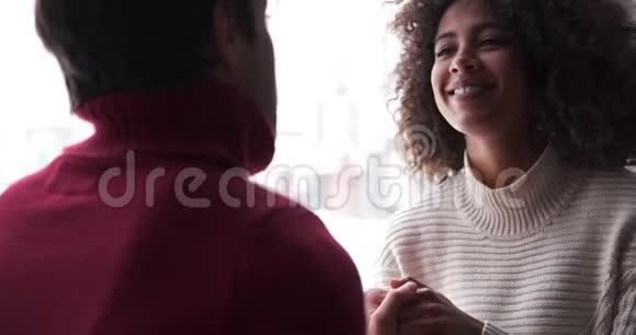 浪漫的情侣牵着手说话视频的预览图