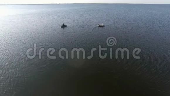 两只船在海上的景色视频的预览图