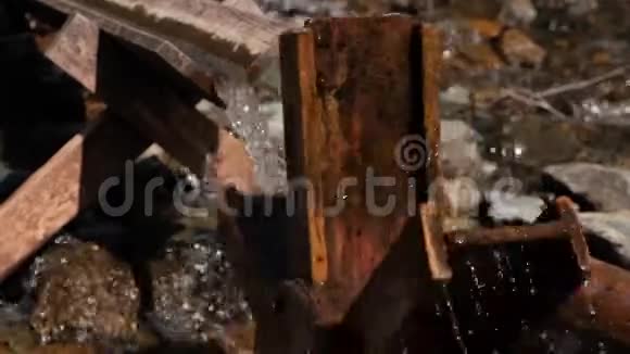 旧水车厂水轮水落在一个旧的水轮上旧的木轮视频的预览图