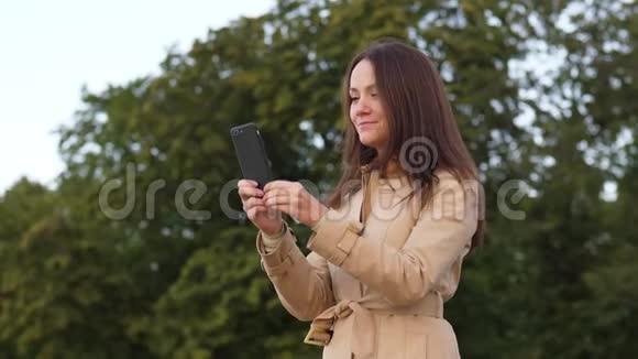 女人在智能手机上发短信开心地笑着视频的预览图