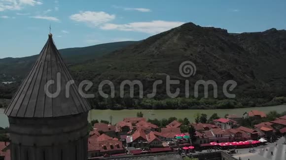 古老教堂的空中视频斯维蒂茨霍维利乔治亚姆茨基塔前往修道院的近距离飞行视频的预览图
