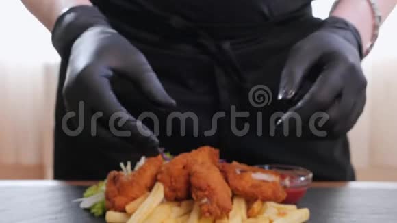 炸鸡翅快餐菜单厨师手把其中一块劈开视频的预览图