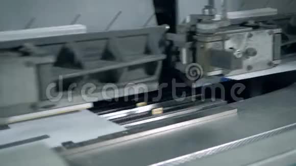 纸盖被粘在移动机器的部件上视频的预览图