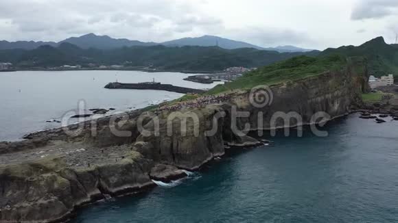台湾一座高崖上有很多人象鼻岩4k视频的预览图