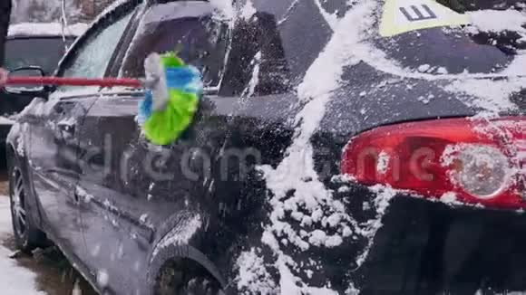 司机把车从雪地特写镜头中清除视频的预览图
