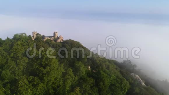 山顶中世纪堡垒的空中观景塔视频的预览图