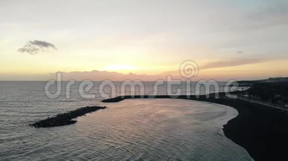 在大西洋一个岛屿的海岸上观看美丽的日落西班牙特内里费岛阿德耶视频的预览图