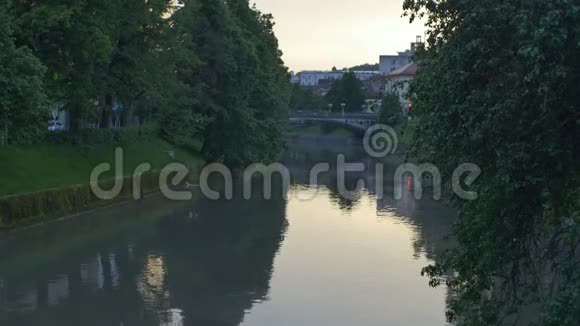 卢布尔雅那河晚上视频的预览图