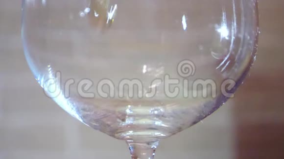 黄色葡萄酒在近距离缓慢进入玻璃视频的预览图