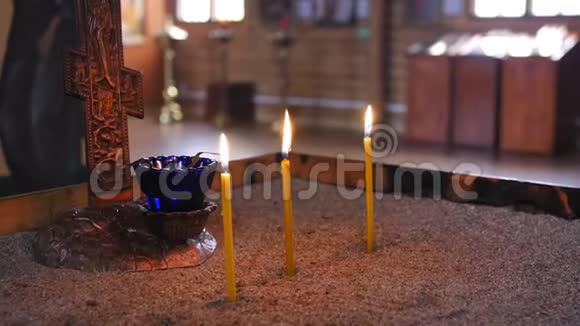 燃烧蜡烛温暖和真诚的宗教纪念属性中弹视频的预览图