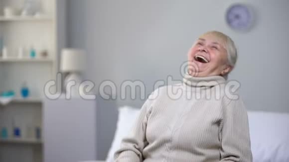 护士给药老年妇女笑后感到心痛视频的预览图