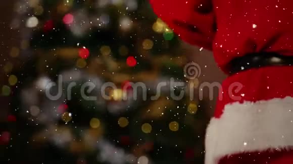 视频构图雪从背后覆盖圣诞老人躯干手拿礼物视频的预览图