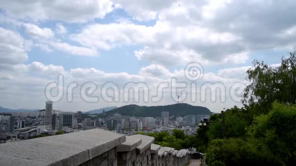 韩国要塞径首尔南三塔景观视频的预览图