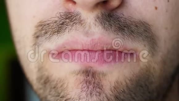 不刮胡子的人咬掉和咀嚼一片柚子男性口腔咀嚼葡萄视频的预览图