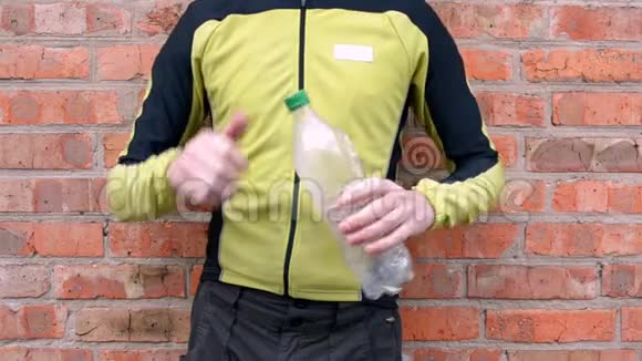 他减少了白色塑料瓶在处置前释放空气视频的预览图