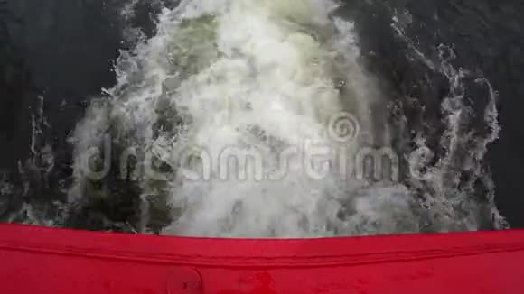 俄罗斯圣彼得堡涅瓦河水面上一艘旅游船的尾迹视频的预览图