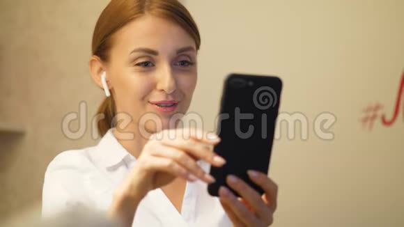 年轻女性用智能手机进行视频通话的画像视频的预览图