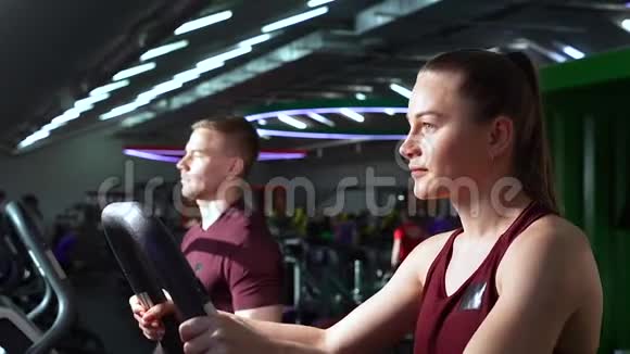 年轻夫妇一起在健身房做有氧运动视频的预览图