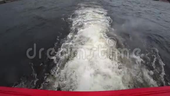 俄罗斯圣彼得堡涅瓦河水面上一艘旅游船的尾迹视频的预览图