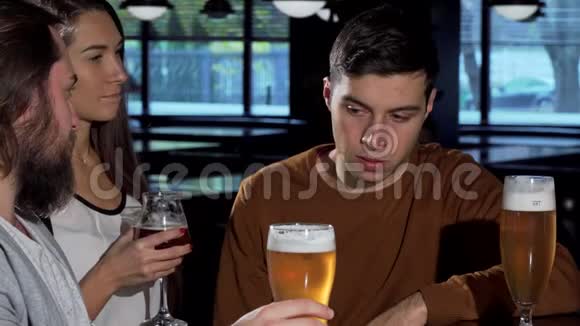 朋友们一起在酒吧喝酒为年轻人加油视频的预览图