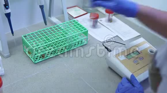 化验员检查特殊设备试管的化验结果视频的预览图