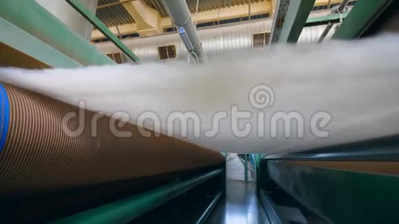 工厂滚筒移动一层白色合成织物视频的预览图
