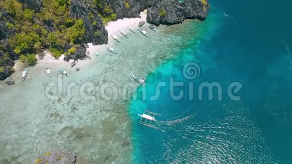 在菲律宾巴拉望岛的清水岛旅游旅行班卡船在浅水完整的珊瑚礁视频的预览图