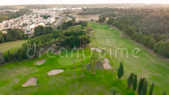 空中观景俯瞰高尔夫球场美景视频的预览图