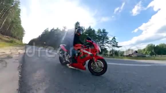 摩托车在路上红色摩托车在运动司机在上面视频的预览图