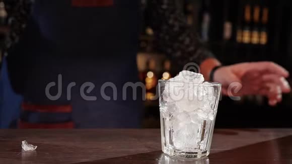 调酒师用手从摇杯中倒入混合物慢动作视频的预览图