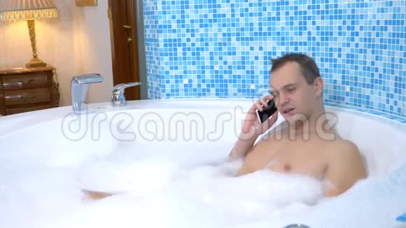 一个年轻人洗澡时把手机扔进水里视频的预览图