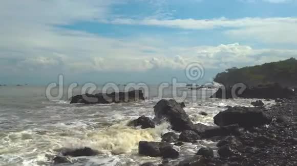 海浪撞击落基海滩海岸线石勒图湖洛吉海滩海岸岩石视频的预览图