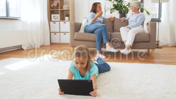 成年人在家里聊天女孩在家里使用平板电脑视频的预览图