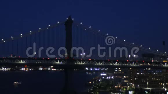 纽约市交通傍晚曼哈顿上空的城市灯光曼哈顿大桥柔和的焦点视频的预览图