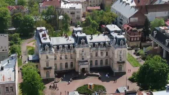 乌克兰利沃夫的波托基宫空中老城利沃夫乌克兰城市人口稠密的地区视频的预览图