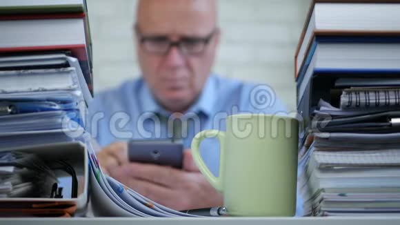 商人在会计档案中工作使用手机和喝咖啡视频的预览图