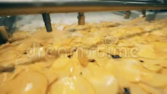 液体被喷到薯片上视频的预览图