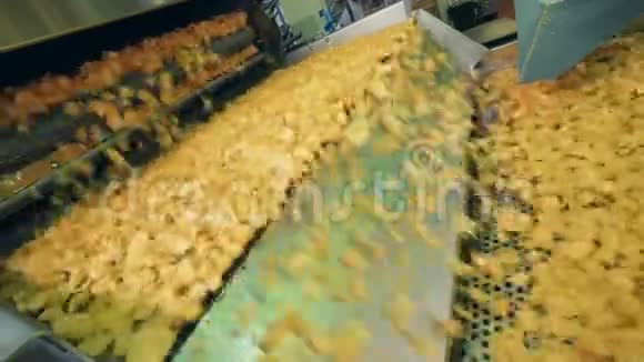 薯片的机械运输薯片生产线视频的预览图
