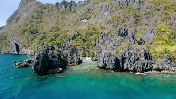 空中无人驾驶飞机俯瞰热带珊瑚礁和岩石形成隐藏海滩ElNidoPalawan国家公园视频的预览图