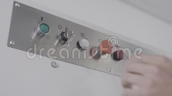 埃金纳打开控制面板的钥匙行动工人手转电源钥匙的特写用于工业运行视频的预览图