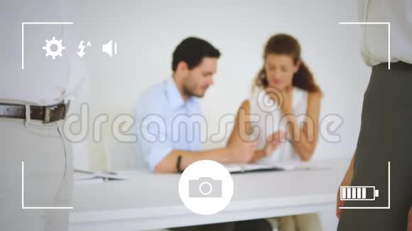 拍商务人士在数码相机上握手的照片视频的预览图