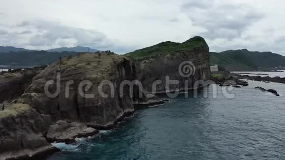 象鼻岩和巨大的高崖在台湾空中镜头4k视频的预览图