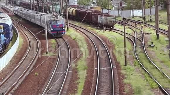 火车在晴天沿着铁轨行驶交通视频的预览图