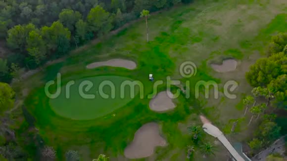 空中观景俯瞰高尔夫球场美景视频的预览图