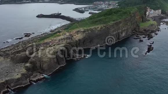 海洋附近悬崖的空中镜头很多人在上面行走视频的预览图