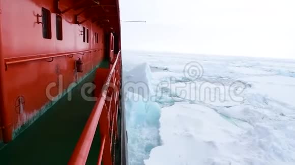 打破破冰船上的冰视频的预览图