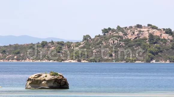 在希腊的哈尔基迪基海边有一块岩石中间只有一块岩石视频的预览图