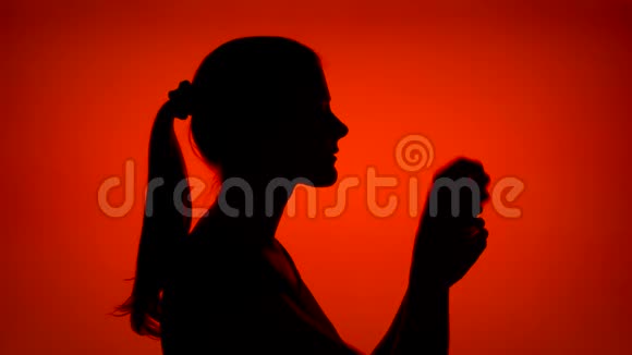女性剪影滴眼液女性的脸在侧写上滴在红色背景上视频的预览图
