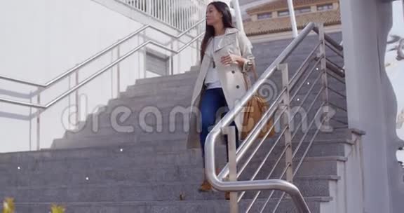 时髦女人走下楼梯视频的预览图