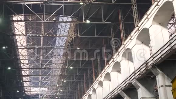 有金属结构的旧工业大厅视频的预览图